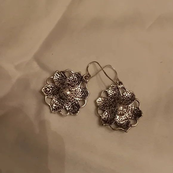 Poinsetta floral or snowflake-inspired Earrings - Picture 4 of 4